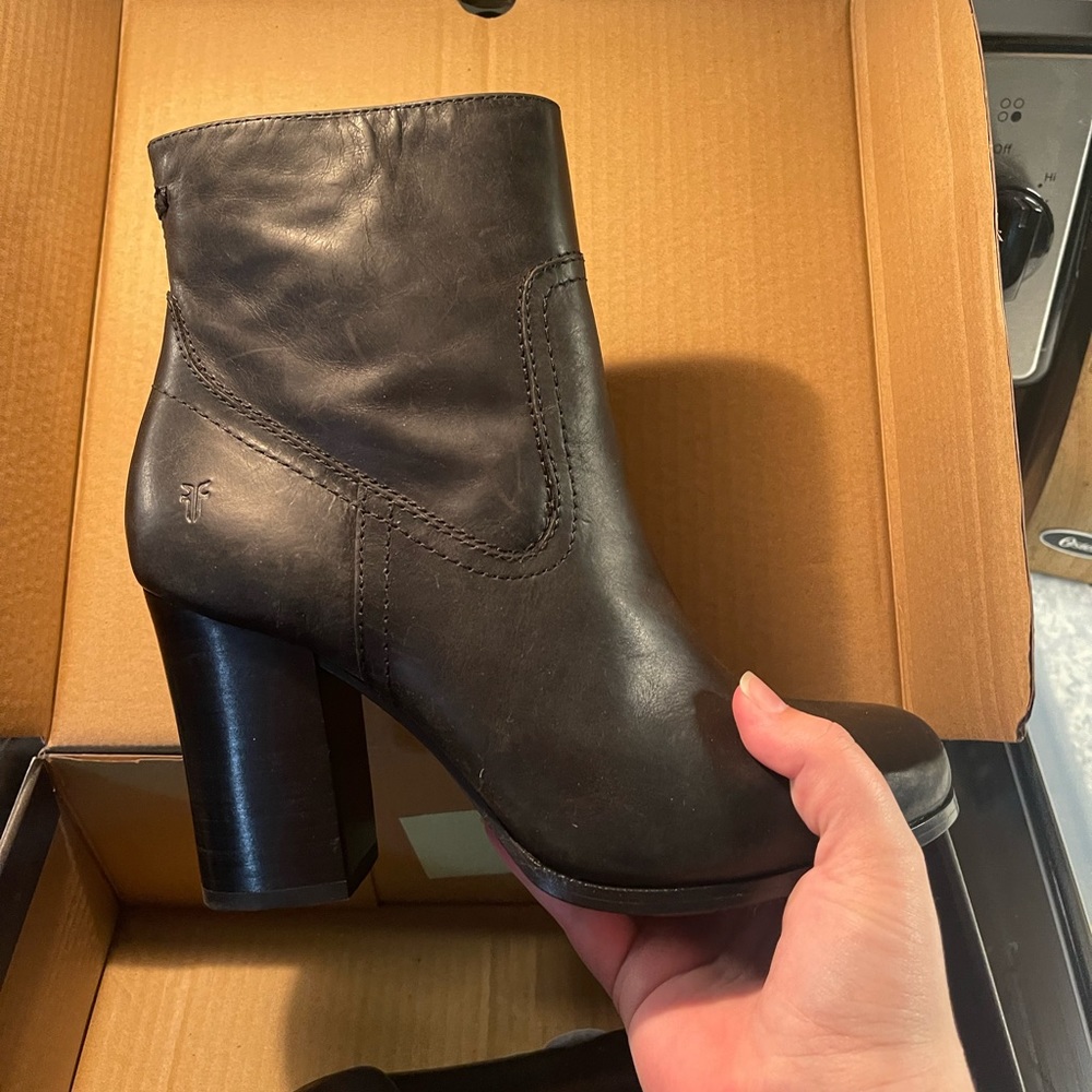 Frye Parker Short Bootie 9.5 LIKE NEW